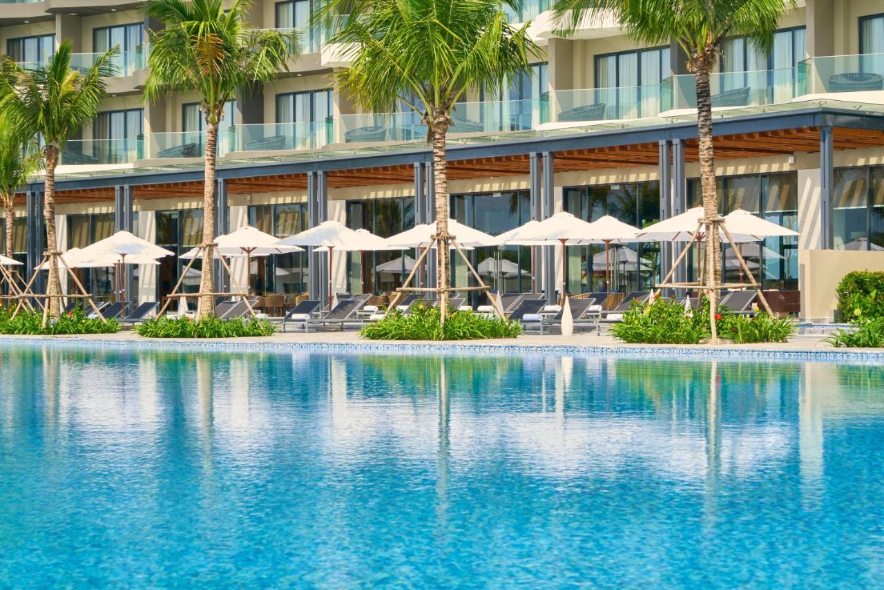 Moevenpick Villas & Residences דואונג דונג מראה חיצוני תמונה The pool at the hotel