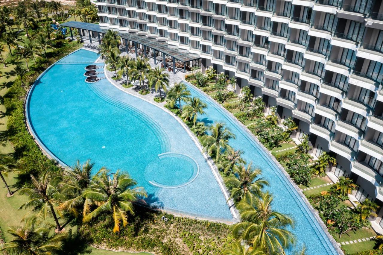 Moevenpick Villas & Residences דואונג דונג מראה חיצוני תמונה The pool at the hotel