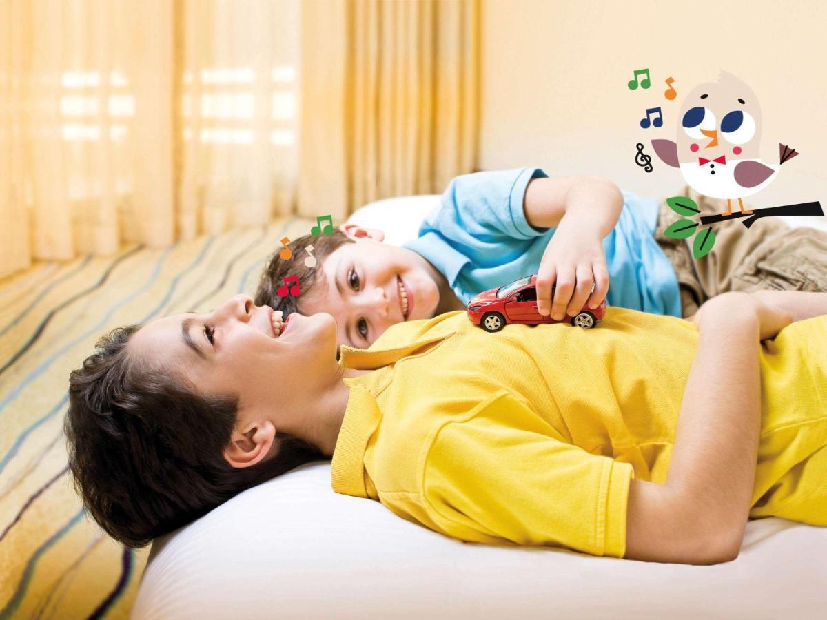 Moevenpick Villas & Residences דואונג דונג מראה חיצוני תמונה A child with autism playing with a toy car