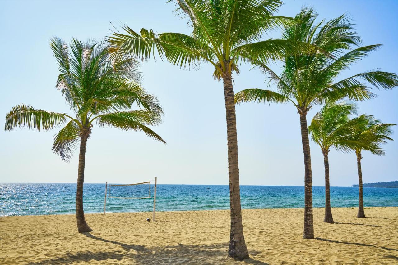 Moevenpick Villas & Residences דואונג דונג מראה חיצוני תמונה Palm trees on the beach